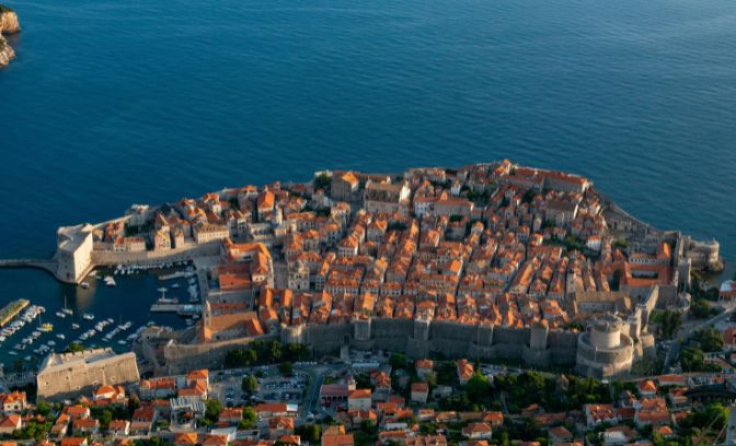 Bovenaanzicht van de stadsmuur om Dubrovnik